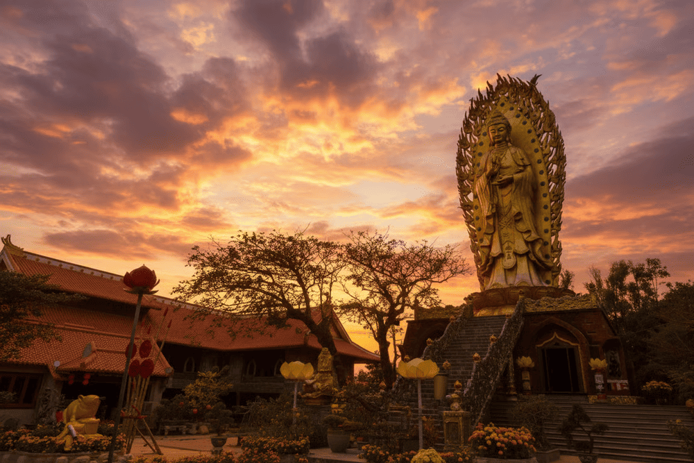 Hai địa điểm này không chỉ để chiêm bái mà còn là cơ hội tìm hiểu rõ hơn về tín ngưỡng dân gian độc đáo của cư dân vùng biển Nam Trung Bộ